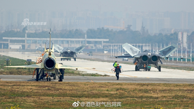 黑丝带战力无双！我空军歼20战机凌空决胜英姿不俗