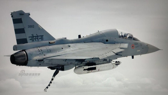 配备拦阻钩！印度舰载型LCA原型机以标准配置首飞