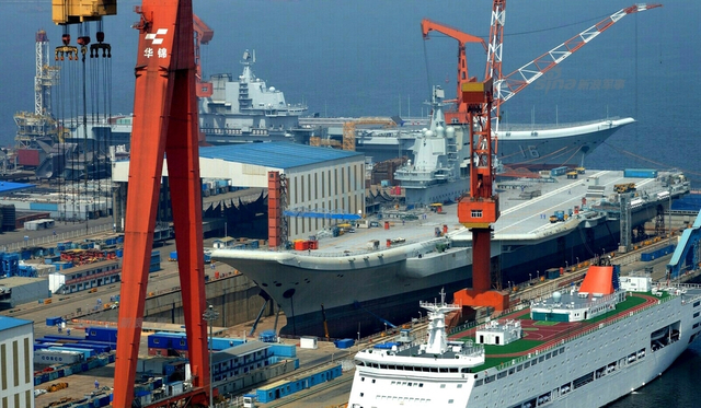 空中高清视角！我军辽宁舰与国产航母“家中”团聚