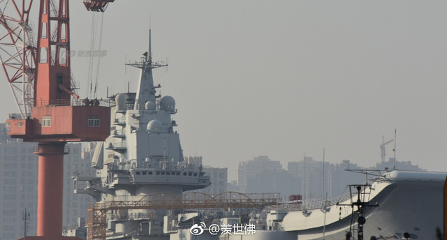 4S保养做完没？我军国产航母和辽宁舰继续忙施工