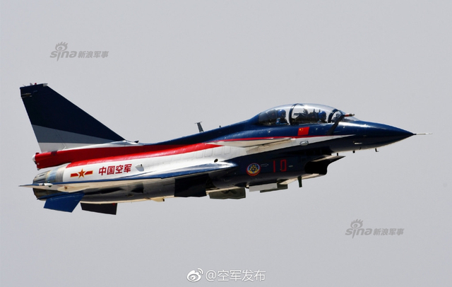 何时歼20来秀?我军八一表演队歼10战机玩特技