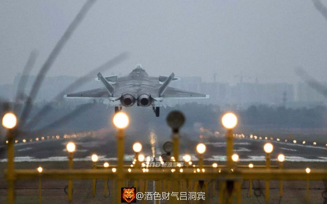 黑丝带战力无双！我空军歼20战机凌空决胜英姿不俗