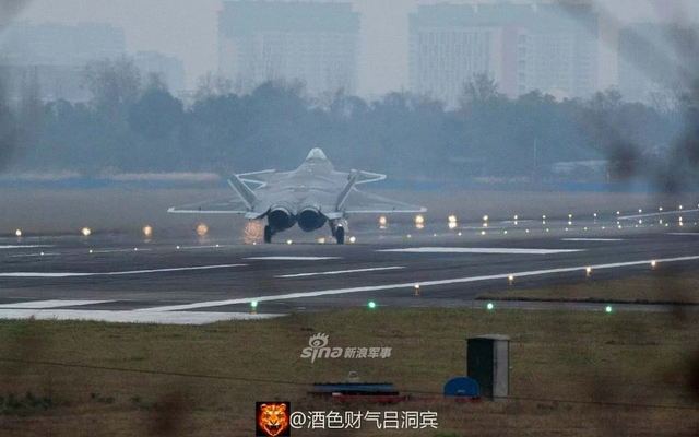 黑丝带战力无双！我空军歼20战机凌空决胜英姿不俗