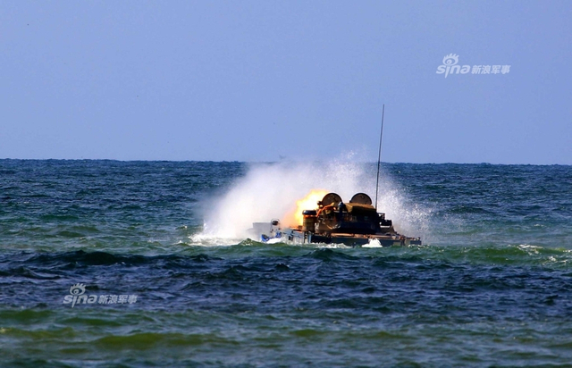 南海台海都要它！！我军05式两栖装甲战车水面狂飙