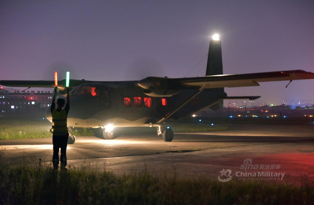 登岛第一波!解放军伞兵乘运输机锤炼伞降技术