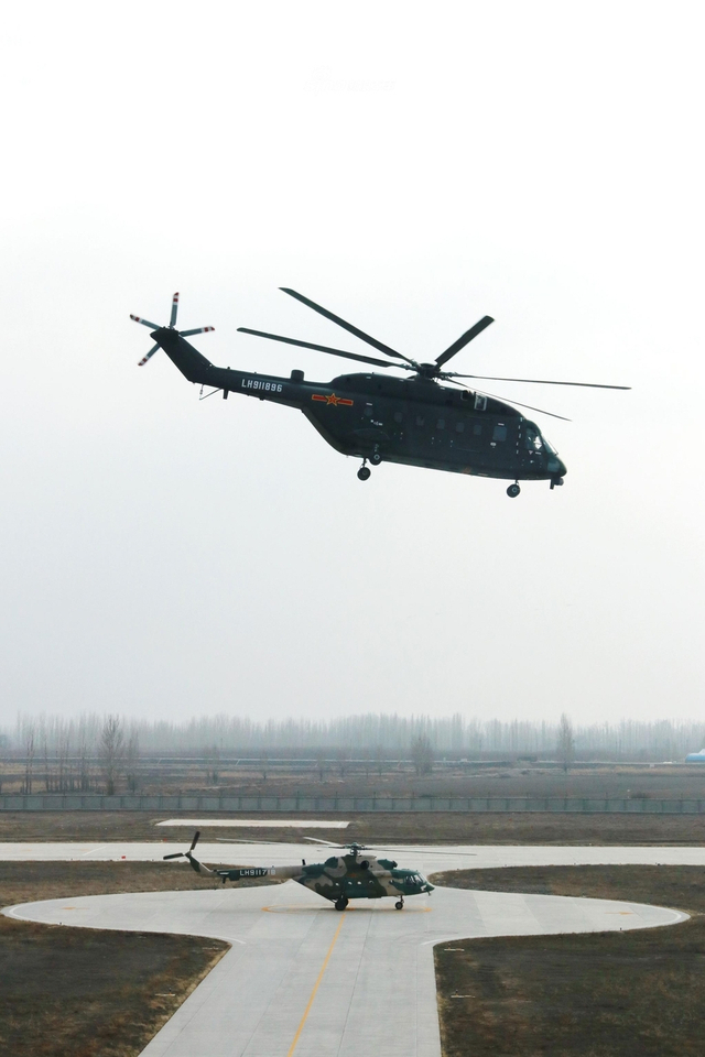 铁翼飞旋守卫天山!我新疆陆航直8G直升机超低空飞行