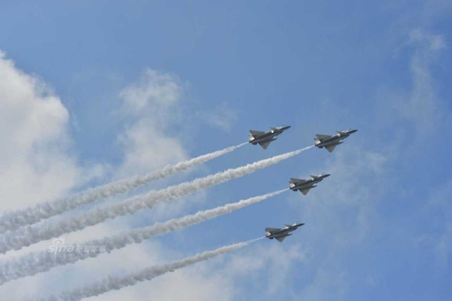 何时歼20来秀?我军八一表演队歼10战机玩特技