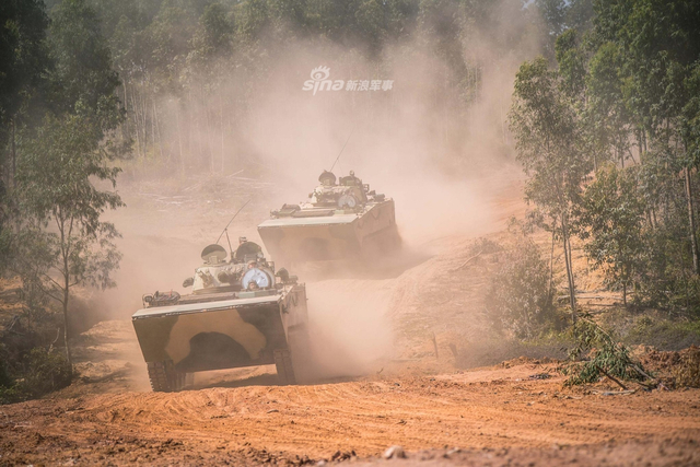 南海台海都要它！！我军05式两栖装甲战车水面狂飙
