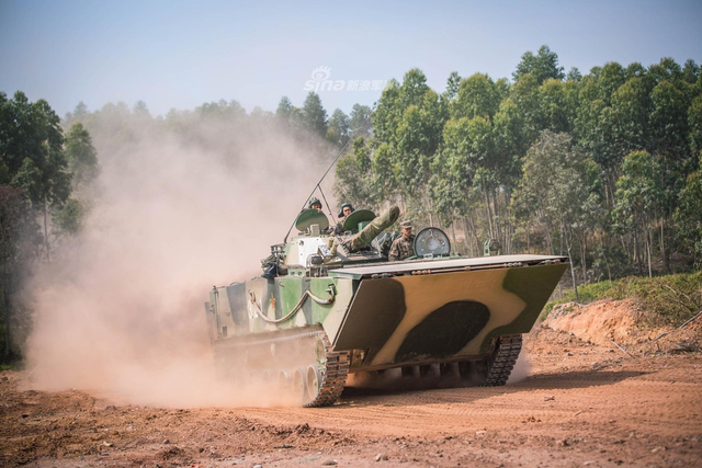 南海台海都要它！！我军05式两栖装甲战车水面狂飙