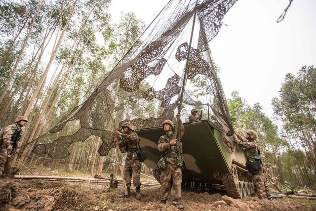 南海台海都要它！！我军05式两栖装甲战车水面狂飙
