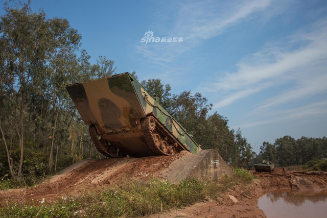 南海台海都要它！！我军05式两栖装甲战车水面狂飙
