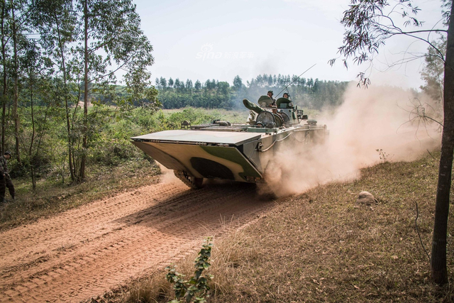 南海台海都要它！！我军05式两栖装甲战车水面狂飙
