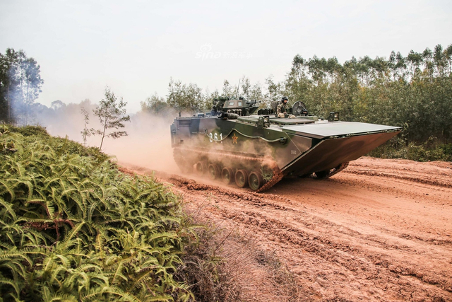 南海台海都要它！！我军05式两栖装甲战车水面狂飙