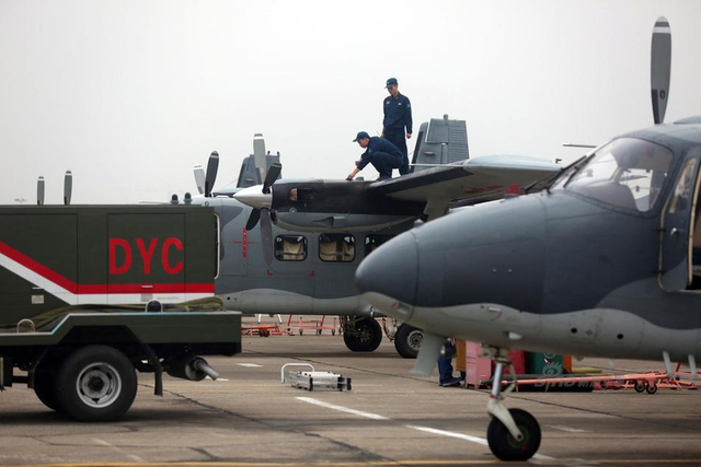 登岛第一波!解放军伞兵乘运输机锤炼伞降技术