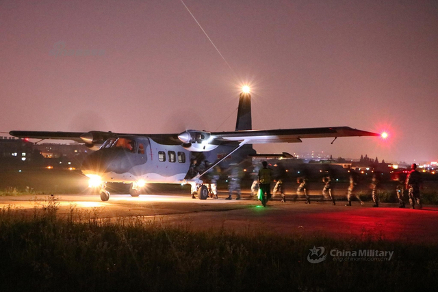 登岛第一波!解放军伞兵乘运输机锤炼伞降技术