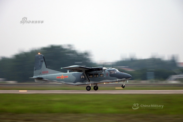 登岛第一波!解放军伞兵乘运输机锤炼伞降技术