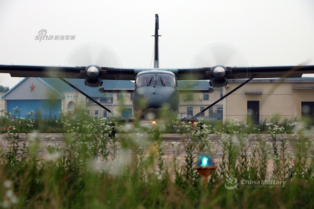 登岛第一波!解放军伞兵乘运输机锤炼伞降技术