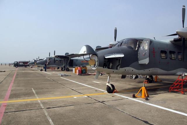 登岛第一波!解放军伞兵乘运输机锤炼伞降技术