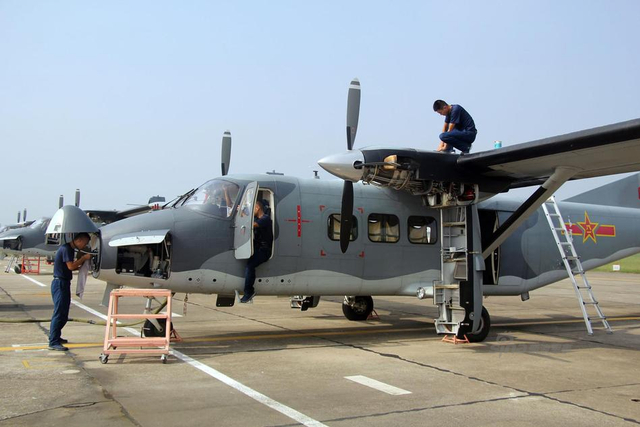 登岛第一波!解放军伞兵乘运输机锤炼伞降技术