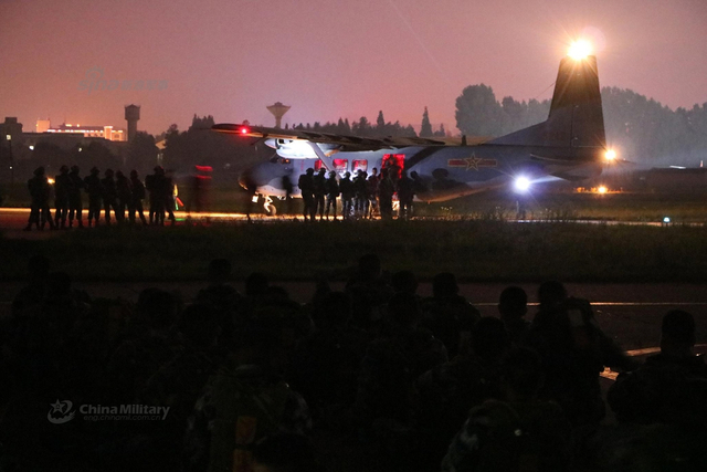 登岛第一波!解放军伞兵乘运输机锤炼伞降技术