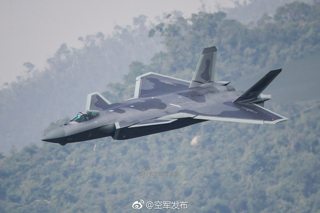 凸起很带感!我军歼20隐身战机曝机头高清美照