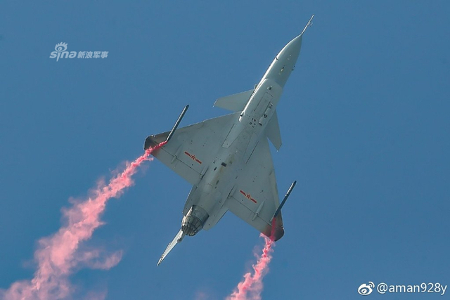 谁持彩练当空舞!新年再看我歼10B战机矢量发动机