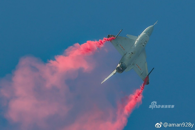 谁持彩练当空舞!新年再看我歼10B战机矢量发动机