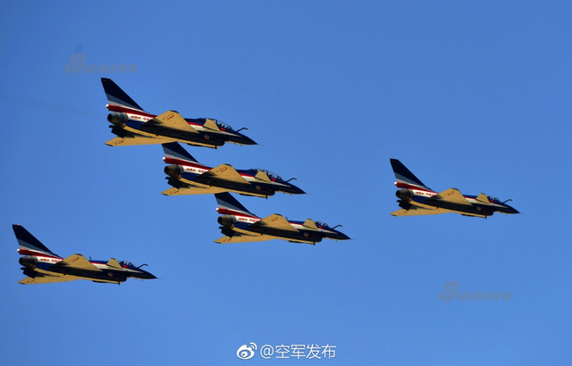 何时歼20来秀?我军八一表演队歼10战机玩特技