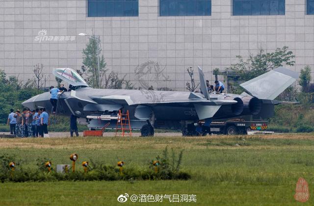 我空军歼20战机曝光侧弹仓猛照