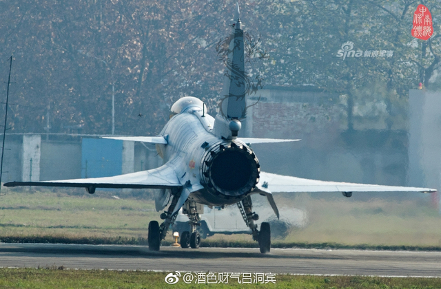 谁持彩练当空舞!新年再看我歼10B战机矢量发动机