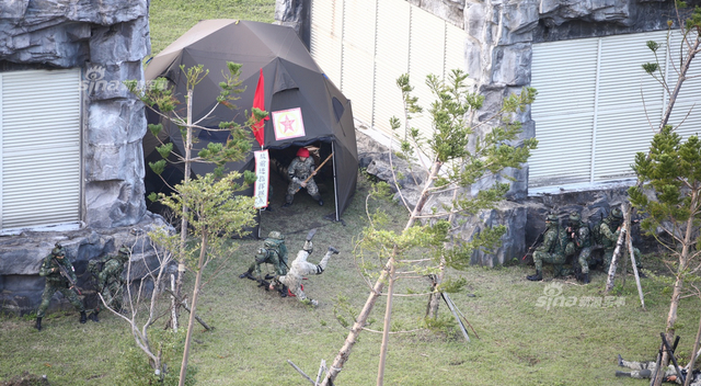 台军演练突袭解放军指挥部 姿势销魂满满日式风