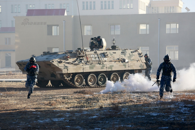 我军朱日和蓝军旅训练猛照：96A沙漠迷彩酷似美军