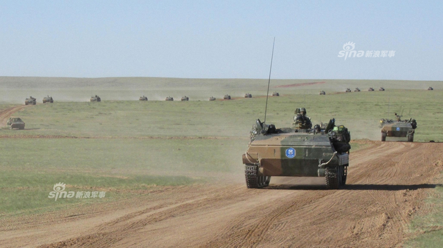 我军朱日和蓝军旅训练猛照：96A沙漠迷彩酷似美军