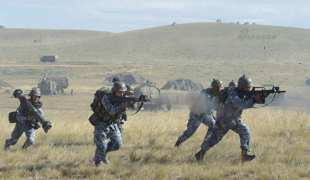 我军朱日和蓝军旅训练猛照：96A沙漠迷彩酷似美军