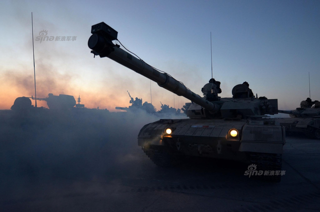 我军朱日和蓝军旅训练猛照：96A沙漠迷彩酷似美军