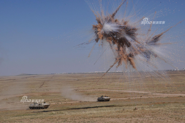 我军朱日和蓝军旅训练猛照：96A沙漠迷彩酷似美军