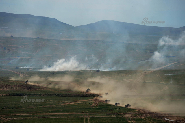 我军朱日和蓝军旅训练猛照：96A沙漠迷彩酷似美军