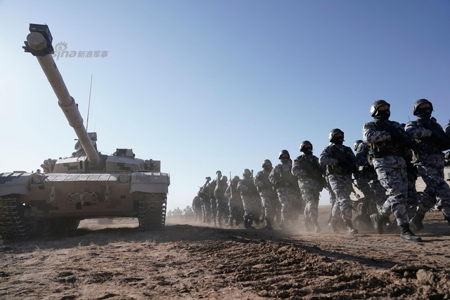 我军朱日和蓝军旅训练猛照：96A沙漠迷彩酷似美军