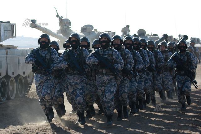 我军朱日和蓝军旅训练猛照：96A沙漠迷彩酷似美军