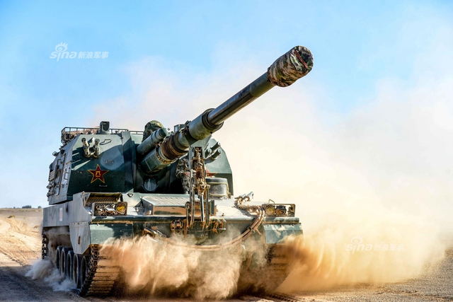 我军远火戈壁大漠齐射直指苍穹