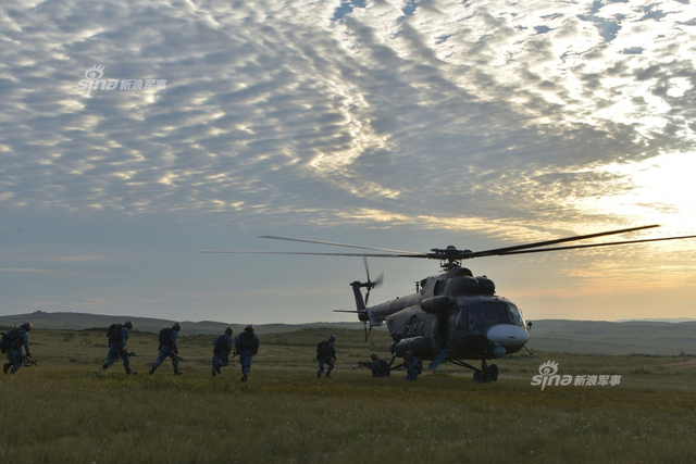 我军朱日和蓝军旅训练猛照：96A沙漠迷彩酷似美军