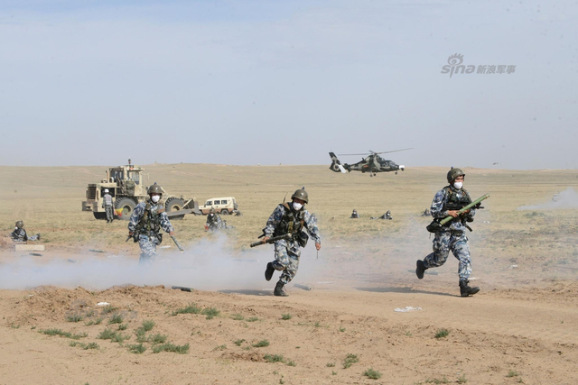 我军朱日和蓝军旅训练猛照：96A沙漠迷彩酷似美军