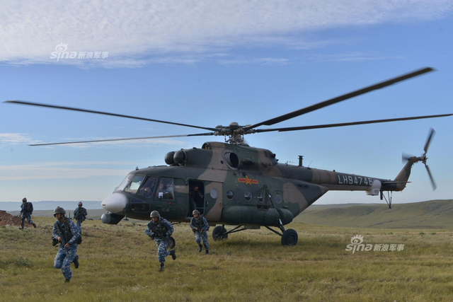 我军朱日和蓝军旅训练猛照：96A沙漠迷彩酷似美军