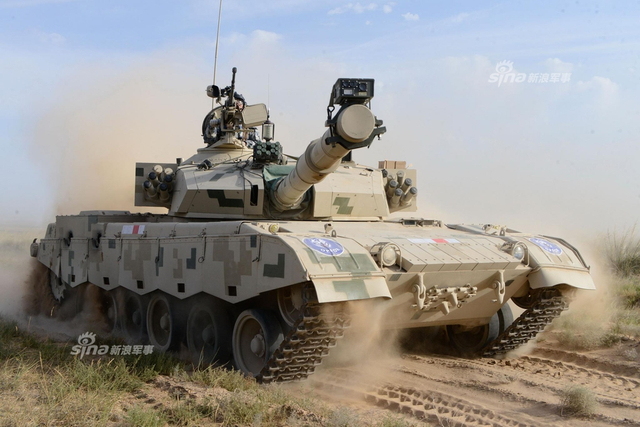 我军朱日和蓝军旅训练猛照：96A沙漠迷彩酷似美军