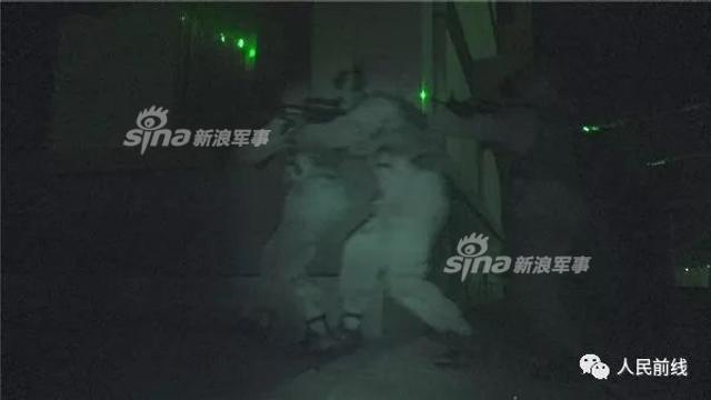 我军特种兵佩戴夜视设备太酷炫