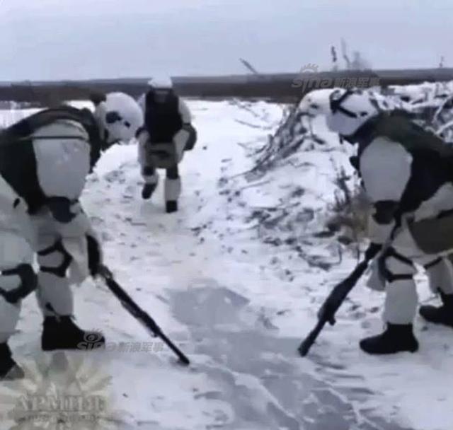 俄军士兵用反坦克地雷当冰壶玩
