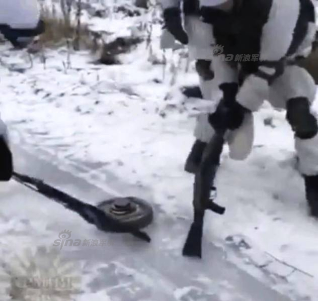 战斗民族冬奥会?俄军士兵用反坦克地雷当冰壶玩