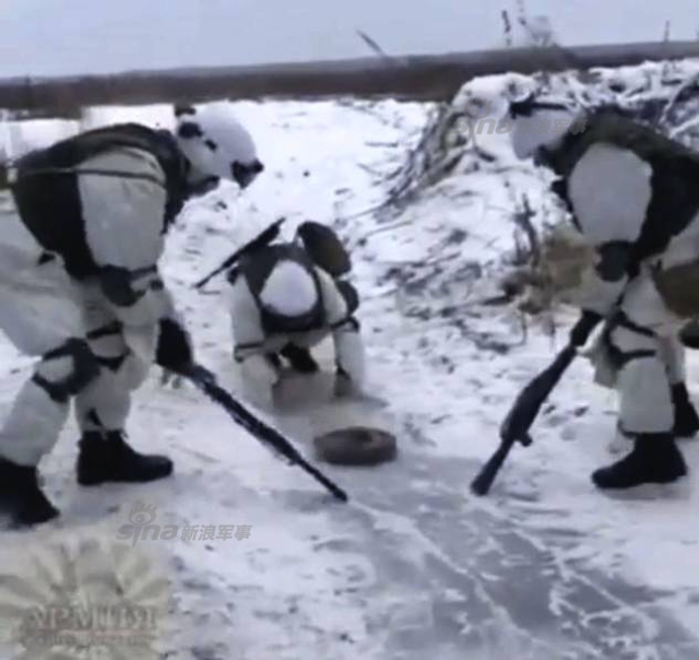 战斗民族冬奥会?俄军士兵用反坦克地雷当冰壶玩