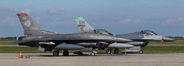 模拟我军歼20？美军假想敌部队F16战机换隐身涂装