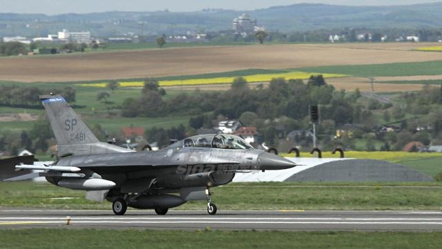 模拟我军歼20？美军假想敌部队F16战机换隐身涂装